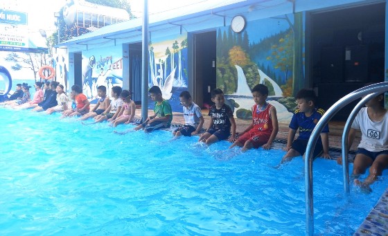 Toàn cảnh lớp học bơi 