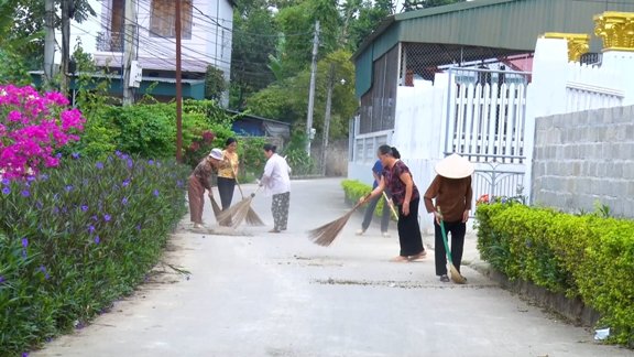 Người dân thôn Trường Sơn xã Sơn Hà luôn chú trọng việc giữ gìn vệ sinh môi trường