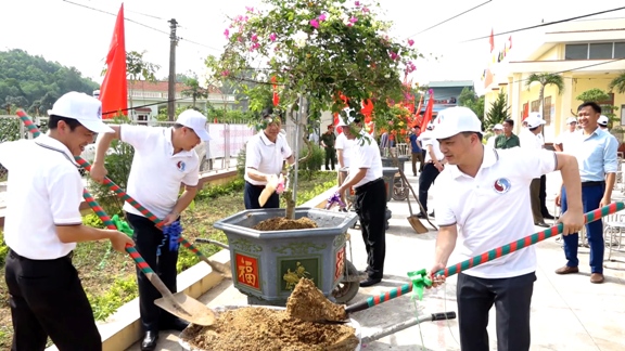 Các đồng chí lãnh đạo trồng cây lưu niệm tại khuôn viên UBND xã Sơn Hà