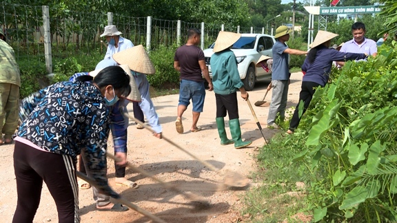 Cán bộ, nhân dân xã Sơn Hà tổ chức dọn dẹp vệ sinh môi trường ngay sau lễ phát động