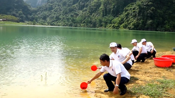 Các đại biểu thả cá tại hồ Nong Dùng, xã Hữu Liên