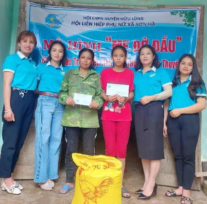 Đại diện lãnh đạo HLPN huyện, Hội LHPN xã Sơn Hà trao hỗ trợ cho em Trần Diệu Linh, thôn Nhị Hà, xã Sơn Hà