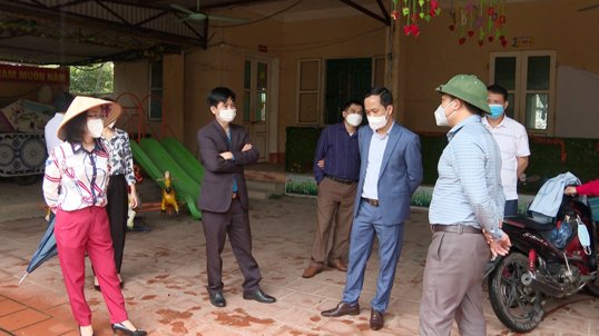 Đồng chí Bùi Quốc Khánh, Phó bí thư Huyện ủy, Chủ tịch UBND huyện kiểm tra, khảo sát trường Mầm Non xã Sơn Hà tại thôn Trường Sơn