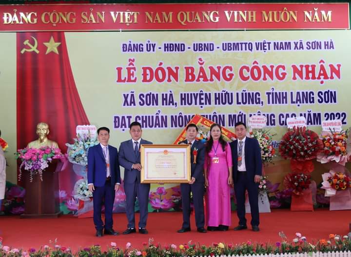 Lãnh đạo Sở Nông nghiệp và Phát triển nông thôn trao bằng công nhận xã đạt chuẩn NTM nâng cao cho xã Sơn Hà