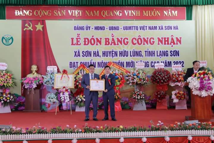 Lãnh đạo Sở Nông nghiệp và Phát triển nông thôn trao bằng khen của Chủ tịch UBND tỉnh cho tập thể Cán bộ và nhân dân xã Sơn Hà có thành tích xuất sắc trong xây dựng NTM nâng cao năm 2022