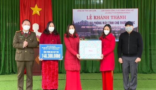 Đồng chí Đại tá Triệu Tuấn Hải, Phó giám đốc Công an tỉnh và các nhà tài trợ trao biểu trưng kinh phí và tặng quà cho trường TH và THCS xã Hoà Bình