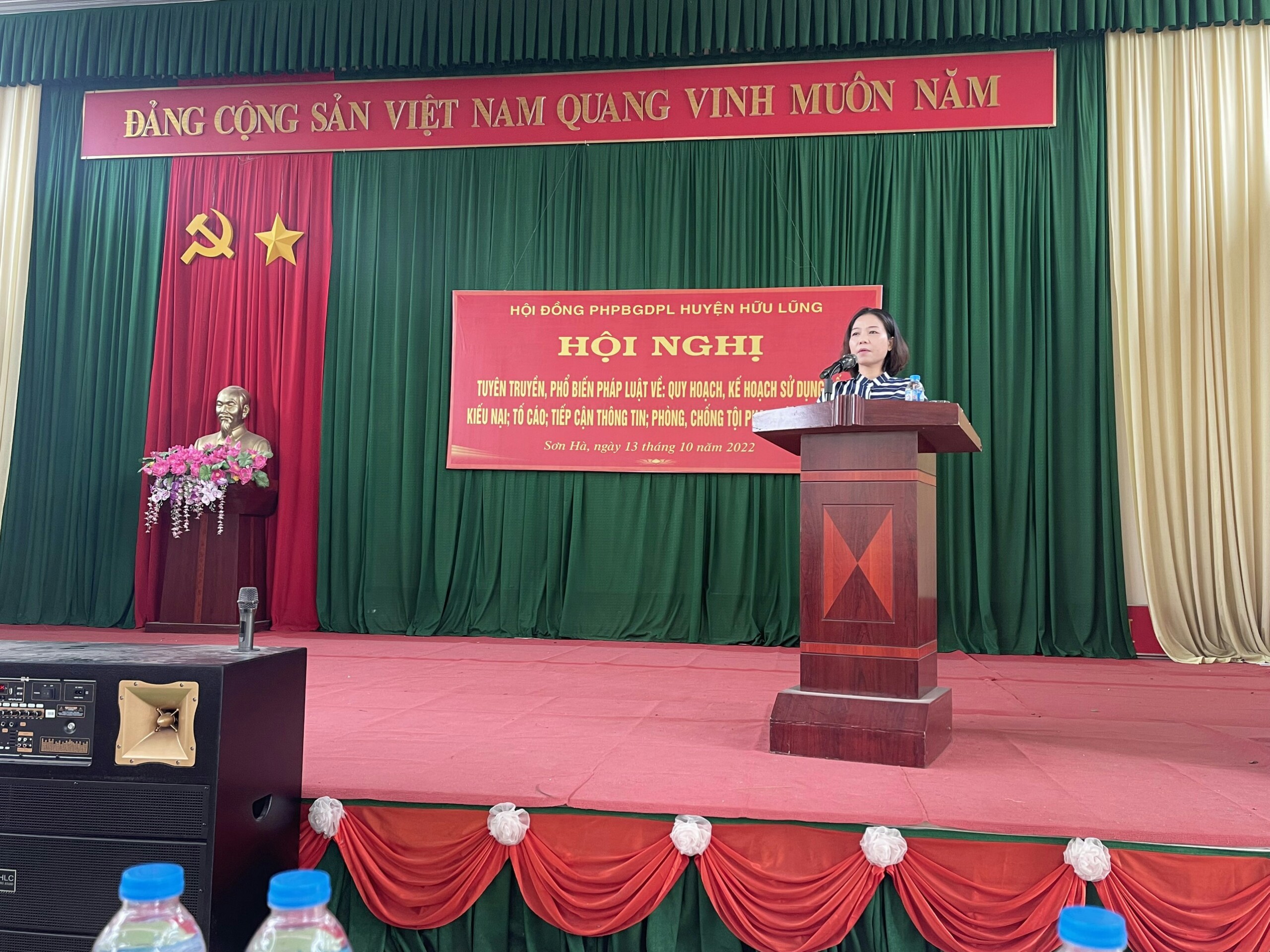 Đồng chí Triệu Thị Hồng Nhung, Trưởng phòng Tư pháp huyện triển khai nội dung tại Hội nghị