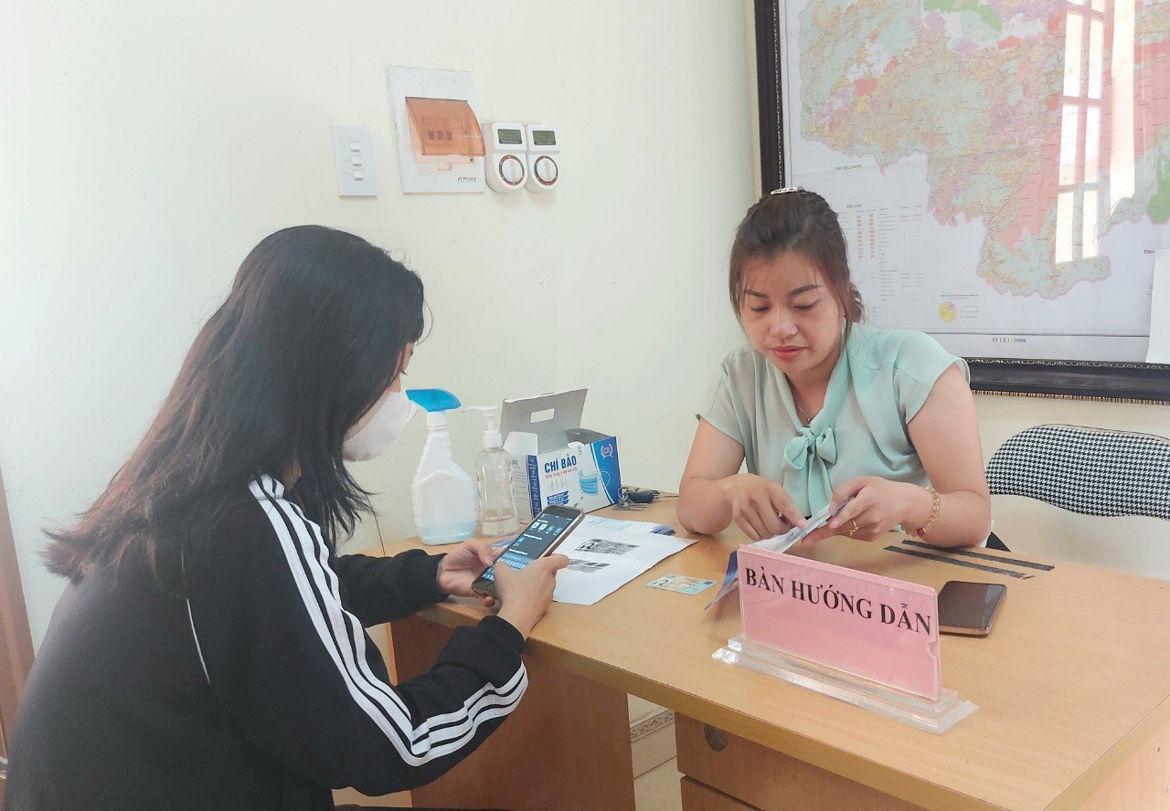 Thành viên Tổ tư vấn xã Sơn Hà hướng dẫn người dân nộp hồ sơ qua dịch vụ công trực tuyến