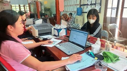 Công chức Tư pháp - Hộ tịch xã Sơn Hà thực hiện các thao tác xử lý hồ sơ của người dân nộp qua dịch vụ công trực tuyến